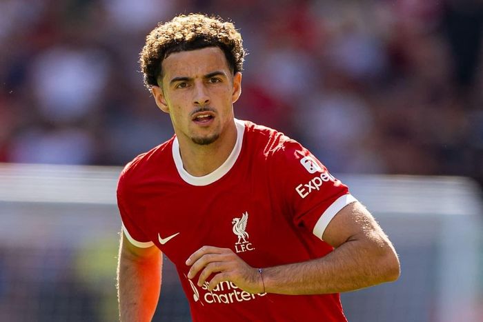 Curtis Jones có thể rời Anfield nếu không nằm trong kế hoạch đá chính của tân HLV.