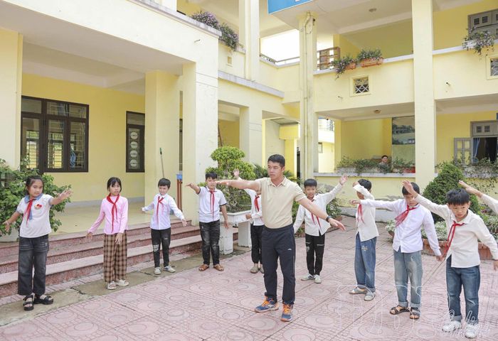 Giáo viên Trường Tiểu học Võ Nguyên Giáp dạy kỹ năng bơi cho học sinh trước kỳ nghỉ hè.