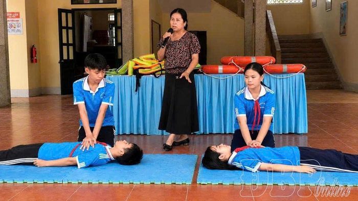 Học sinh Trường THCS Pom Lót, xã Sam Mứn được hướng dẫn thực hành cách sơ cứu người đuối nước trong giờ ngoại khóa trước kỳ nghỉ hè.