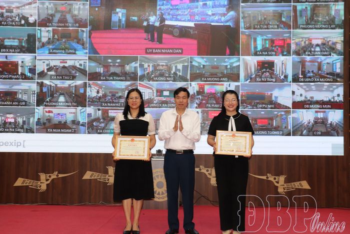 Chủ tịch UBND tỉnh tặng Bằng khen cho tập thể có thành tích xuất sắc trong tham mưu, triển khai và thực hiện công tác CCHC năm 2025.