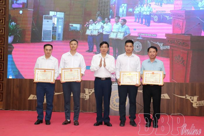Chủ tịch UBND tỉnh tặng Bằng khen cho cá nhân có thành tích xuất sắc trong tham mưu, triển khai và thực hiện công tác CCHC năm 2025.