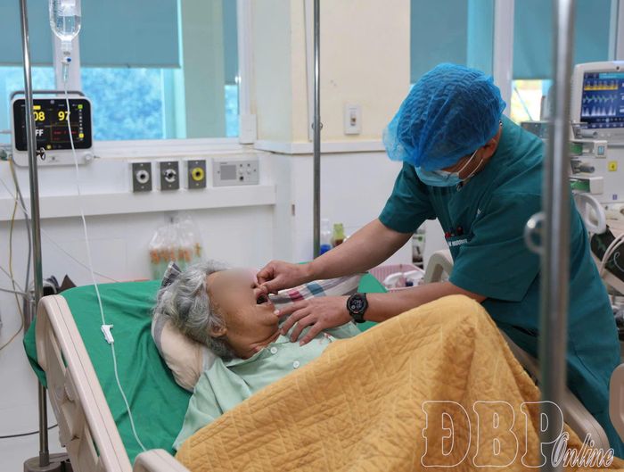 Bác sĩ Khoa Hồi sức tích cực và Chống độc thăm khám, theo dõi sức khỏe bệnh nhân.