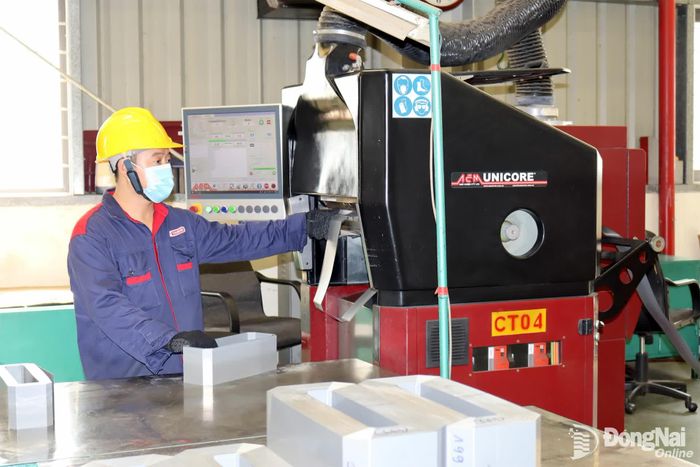 Đồng Nai đang nỗ lực vượt khỏi giới hạn của một trung tâm công nghiệp truyền thống. Trong ảnh: Sản xuất công nghiệp theo tiêu chí xanh tại Khu công nghiệp Long Đức, xã Bình An.
