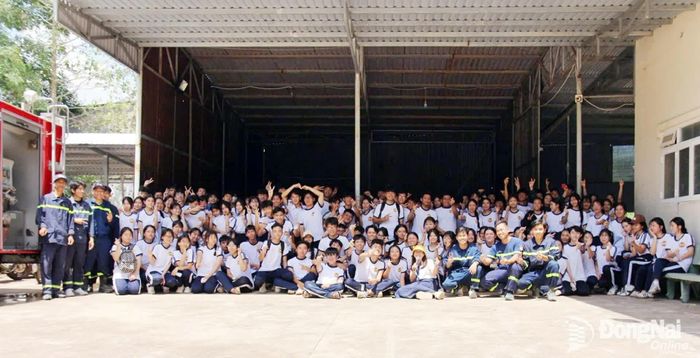 Chụp ảnh lưu niệm giữa học sinh Trường THPT Xuân Lộc và CBCS Phòng Cảnh sát PCCC&amp;CNCH