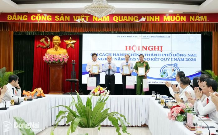 Phó Giám đốc Sở Khoa học và Công nghệ Võ Hoàng Khai trao giấy chứng nhận cho 3 tập thể đạt giải Cuộc thi trực tuyến tìm hiểu về chuyển đổi số và cải cách hành chính tỉnh Đồng Nai năm 2025 (nay là thành phố Đồng Nai). Ảnh: Hồ Thảo