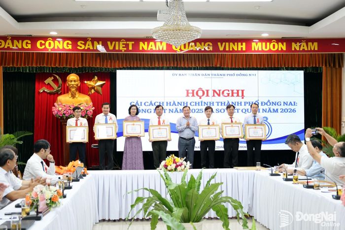 Thành ủy viên, Giám đốc Sở Nội vụ Nguyễn Hữu Định trao khen thưởng cho các tập thể, cá nhân đạt thành tích xuất sắc trong công tác cải cách hành chính năm 2025. Ảnh: Hồ Thảo