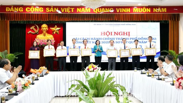 Thành ủy viên, Phó Chủ tịch UBND thành phố Nguyễn Thị Hoàng trao khen thưởng cho tập thể có thành tích xuất sắc trong công tác cải cách hành chính năm 2025. Ảnh: Hồ Thảo