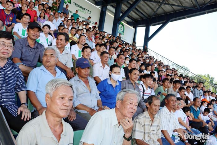 Các cổ động viên mọi lứa tuổi yêu mến đội bóng đến cổ vũ lấp đầy khán đài. Ảnh: Văn Đoàn