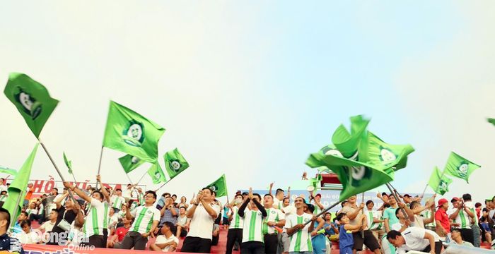 Người hâm mộ cổ vũ nồng nhiệt trên khán đài trong mỗi trận đấu sân nhà. Ảnh: Văn Đoàn