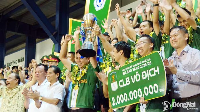 Chức vô địch Hạng nhất mùa giải 2025-2026 là niềm mong mỏi, chờ đợi của hàng ngàn người hâm mộ bóng đá quê nhà. Ảnh: Văn Đoàn