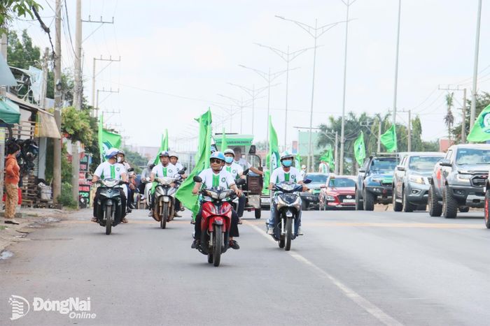 Trước trận đấu diễn ra, đông đảo cổ động viên, người hâm mộ với trống, kèn, cờ phướn tham gia diễu hành trên các tuyến đường chính của phường Bình Phước. Ảnh: Văn Đoàn