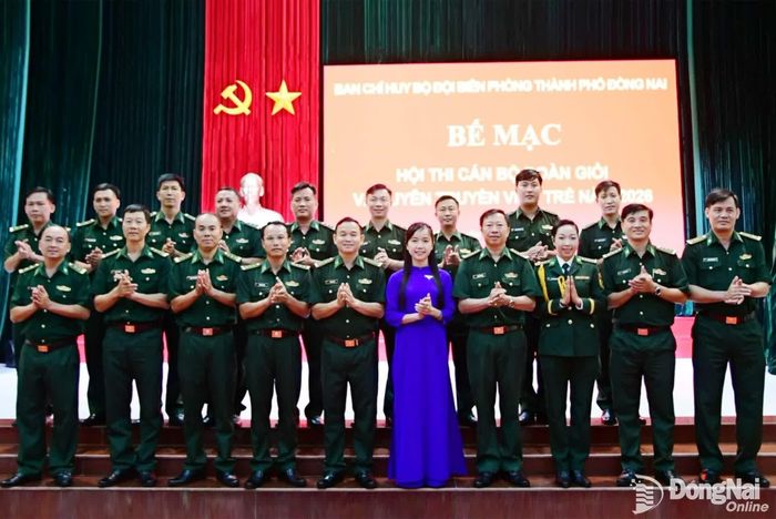Đại biểu dự gặp mặt và thủ trưởng Ban Chỉ huy Bộ đội Biên phòng chụp hình trong buổi gặp mặt. Ảnh: Hữu Thịnh