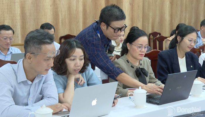 Giảng viên học viện Đào tạo Global Việt Nam hỗ trợ cán bộ, công chức Ban Tuyên giáo và Dân vận Thành ủy Đồng Nai sử dụng AI. Ảnh: Văn Đoàn