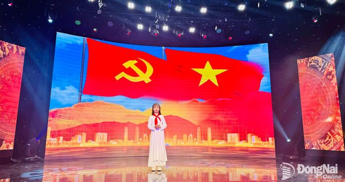 Qua ca khúc Viết tiếp câu chuyện hòa bình, Ngọc Hân gửi gắm lòng biết ơn thế hệ cha anh đã hy sinh vì nền độc lập, tự do của dân tộc. Ảnh: Minh Huệ