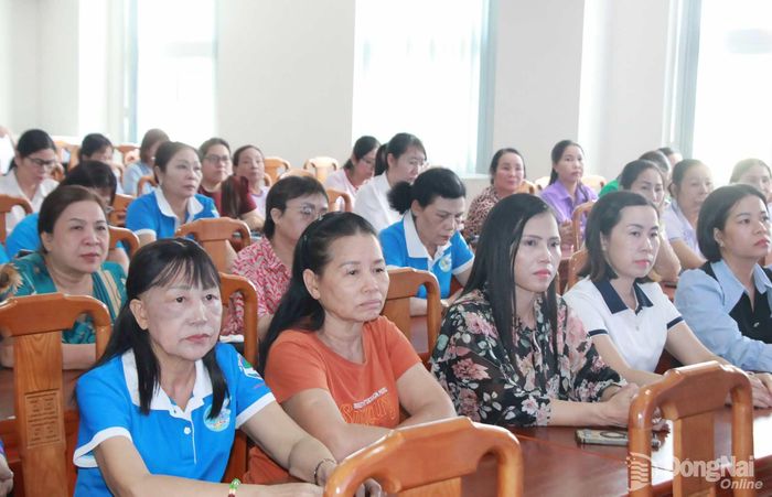 Cán bộ, hội viên tham dự lễ phát động tại điểm cầu cơ quan Hội Liên hiệp phụ nữ thành phố. Ảnh: Nga Sơn