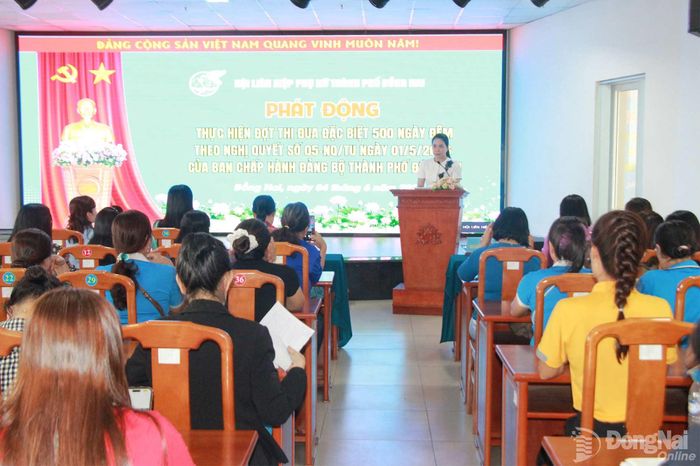 Bà Huỳnh Thị Trúc Giang, Phó Chủ tịch Ủy ban MTTQ Việt Nam phường, Chủ tịch Hội Liên hiệp phụ nữ phường Trảng Dài phát biểu hưởng ứng. Ảnh: Nga Sơn