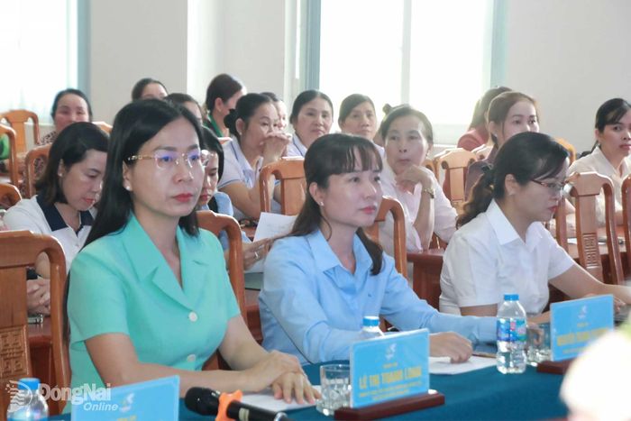 Đồng chí Lê Thị Thanh Loan (bìa trái), Thành ủy viên, Phó Chủ tịch Ủy ban MTTQ Việt Nam thành phố, Chủ tịch Hội Liên hiệp phụ nữ thành phố tham dự lễ phát động. Ảnh: Nga Sơn