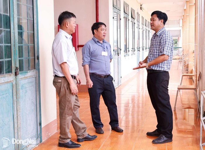 Đoàn công tác Sở Giáo dục và Đào tạo Đồng Nai kiểm tra cơ sở vật chất, các điều kiện phục vụ kỳ thi tốt nghiệp THPT năm 2026 tại Trường THCS - THPT Tân Tiến. Ảnh: Bùi Dũng