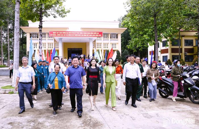 Thành ủy viên, Bí thư Đảng ủy, Chủ tịch HĐND xã Đặng Hà Giang cùng các đại biểu tham gia diễu hành ngay sau Lễ phát động. Ảnh: Như Tình