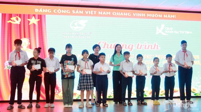 Đại diện Hội Liên hiệp phụ nữ thành phố và Quỹ Khởi Sự Từ Tâm trao học bổng cho các em học sinh. Ảnh: Nga Sơn