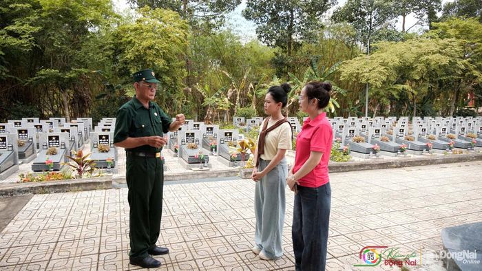 Cựu chiến binh, thương binh Lê Thanh Hải, nguyên Đại đội trưởng Đại đội 240 Biên Hòa chia sẻ những ký ức chiến trường tại Công viên nghĩa trang liệt sĩ Nhơn Trạch cùng 2 MC Minh Tuyết - Diệu Hiền. Ảnh: Tiến Dũng