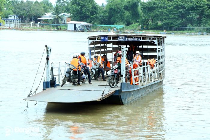 Một chuyến đò nối xã Tà Lài và xã Thanh Sơn. Ảnh: Vương Thế