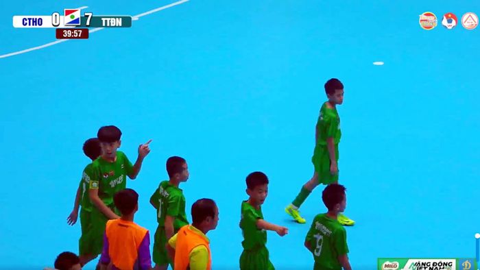 Đội bóng Học viện Trường Tươi Đồng Nai ăn mừng chiến thắng trong trận mở màn. Ảnh chụp màn hình