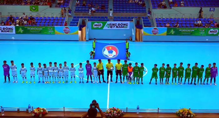 Học viện Trường Tươi Đồng Nai (áo xanh) trong trận mở màn gặp Cần Thơ. Ảnh chụp màn hình