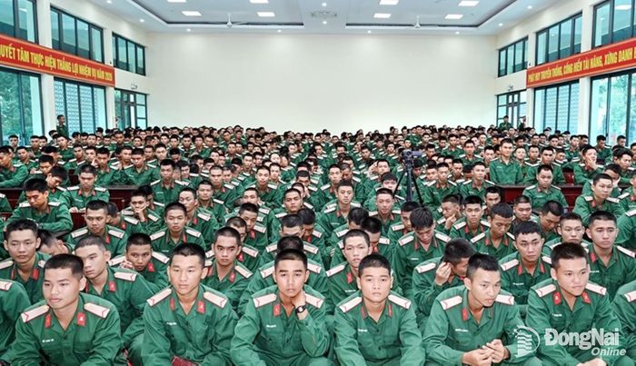Đông đảo chiến sĩ mới dự đối thoại. Ảnh: ĐVCC