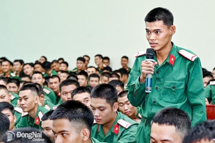 Chiến sĩ mới mạnh dạn trao đổi, đối thoại trong chương trình. Ảnh: ĐVCC