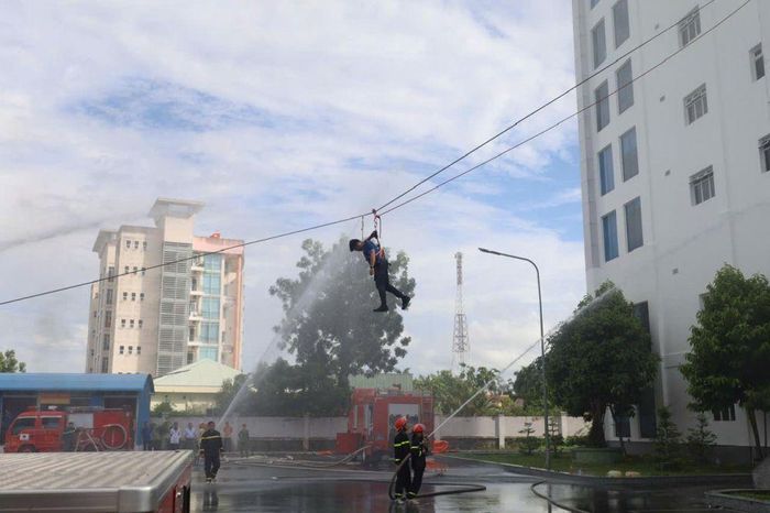 Lực lượng cứu nạn cứu hộ thực hành tình huống đưa người từ trên cao xuống mặt đất bằng dây cứu hộ chuyên dụng.