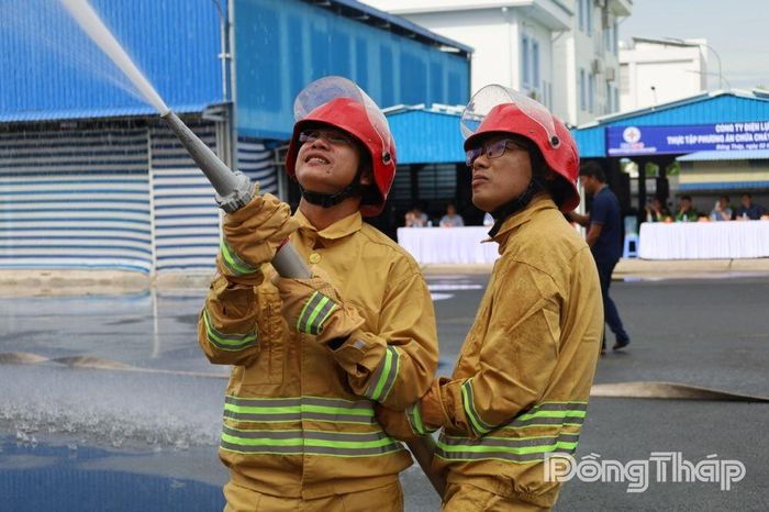Nhân viên Công ty Điện lực Đồng Tháp thực hành triển khai đội hình chữa cháy bằng nước trong buổi thực tập phương án chữa cháy, cứu nạn cứu hộ năm 2026. 