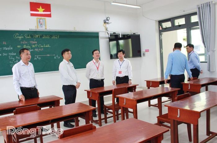 Đồng chí Nguyễn Anh Dũng, Trưởng đoàn kiểm tra (thứ 3 từ trái sang) kiểm tra cơ sở vật chất tại Điểm thi Trường THPT Cao Lãnh.
