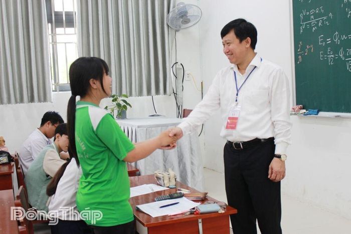 Giám đốc Sở Giáo dục và Đào tạo tỉnh Đồng Tháp Lê Quang Trí động viên học sinh đang ôn thi thi tốt nghiệp THPT năm 2026.