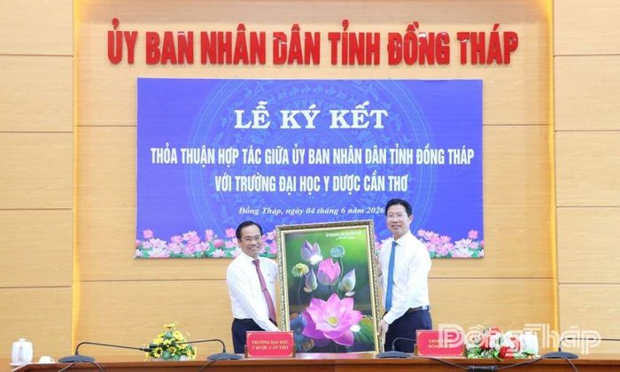 Phó Chủ tịch UBND tỉnh Huỳnh Minh Tuấn trao tặng quà lưu niệm cho Trường Đại học Y Dược Cần Thơ.