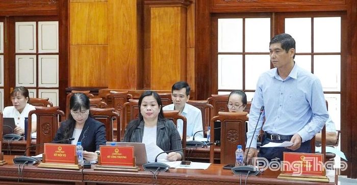 Đồng chí Phạm Công Hùng, Giám đốc Sở Tư pháp báo cáo kết quả, khó khăn, vướng mắc trong thực hiện Nghị quyết số 66-NQ/TW. 