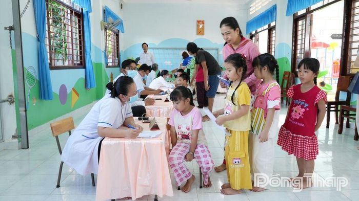 Khám sức khỏe cho trẻ em và phát hiện sớm nhiều trường hợp mắc bệnh lý hay gặp ở trẻ.
