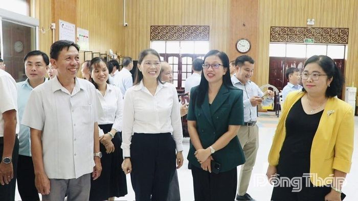 Đoàn công tác do đồng chí Nguyễn Thị Kim Tuyến làm Trưởng đoàn đến trao đổi, học tập tại Trung tâm Phục vụ hành chính công xã Mỹ Thọ.