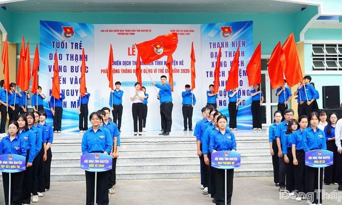 Lãnh đạo phường Đạo Thạnh trao cờ phát lệnh ra quân cho các đội hình tình nguyện năm 2026.