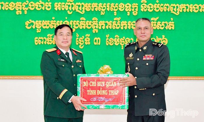 Đại tá Nguyễn Văn Hoa tặng quà Thiếu tướng Heng Sô Ma Da Tra, Chỉ huy trưởng Tiểu khu Quân sự Pursat.