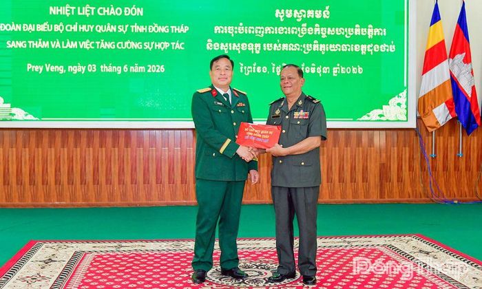 Đại tá Nguyễn Văn Hoa tặng quà Trung tướng Mươn Sa Mon, Chỉ huy trưởng Tiểu khu Quân sự Prey Veng.