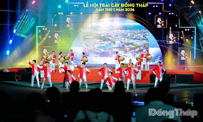 Một tiết mục biểu diễn nghệ thuật tại buổi tổng duyệt chương trình khai mạc Lễ hội trái cây Đồng Tháp lần thứ I, năm 2026.