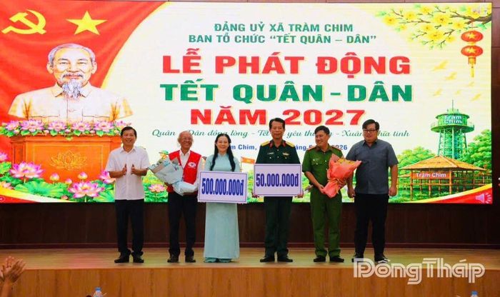 Đại diện các mạnh thường quân trao bảng tượng trưng hỗ trợ nguồn lực thực hiện các công trình an sinh xã hội trên địa bàn xã Tràm Chim.