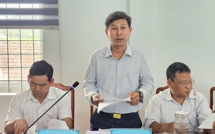  Phó Bí thư Thường trực Đảng ủy xã Hội Sơn Lê Văn Dũng báo cáo tại buổi làm việc. Ảnh: Bình Dương 