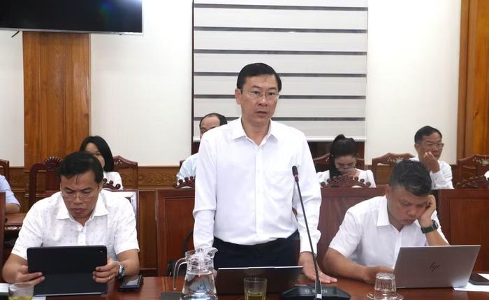  Phó Giám đốc Sở Tài chính Đinh Hữu Hòa báo cáo tình hình kinh tế - xã hội của tỉnh tháng 5 và 5 tháng năm 2026. Ảnh: Quang Tấn 