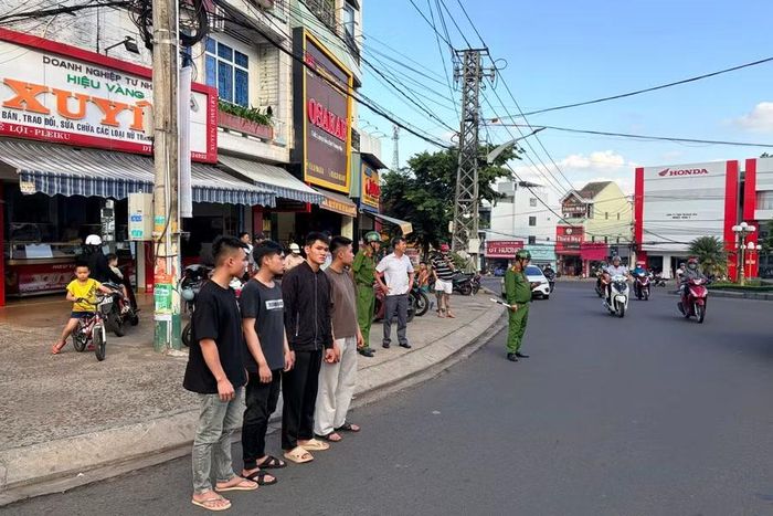  Các đối tượng rượt đuổi nhau qua nhiều tuyến phố ở khu vực Pleiku. Ảnh: Văn Ngọc 
