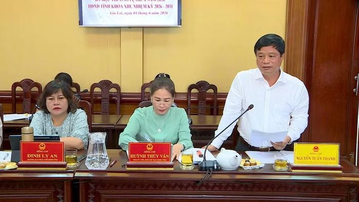  Phó Chủ tịch Thường trực UBND tỉnh Nguyễn Tuấn Thanh trình bày các nội dung UBND tỉnh sẽ trình tại kỳ họp HĐND tỉnh giữa năm 2026. Ảnh: D.N 