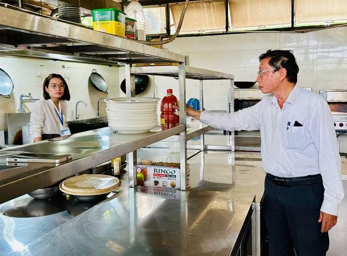  Đoàn kiểm tra liên ngành kiểm tra một cơ sở trong Tháng hành động vì an toàn thực phẩm năm 2026. Ảnh: N.N 