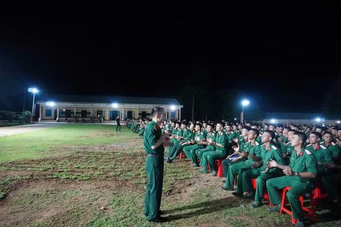  Việc tuyên truyền giúp cán bộ, chiến sĩ Trung đoàn 991 trang bị thêm kiến thức pháp luật. Ảnh: ĐVCC 