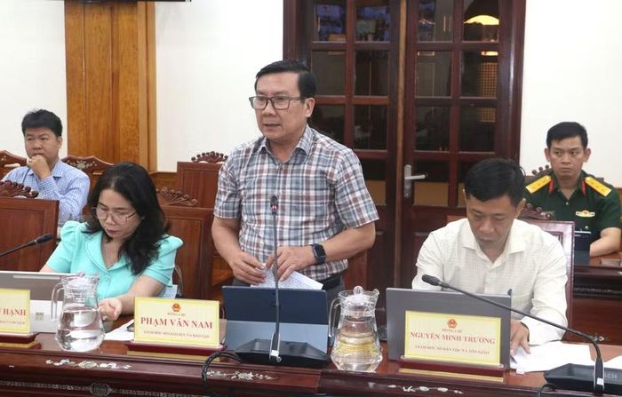  Ông Phạm Văn Nam - Giám đốc Sở Giáo dục và Đào tạo báo cáo về công tác chuẩn bị kỳ thi tốt nghiệp THPT 2026. Ảnh: Quang Tấn 